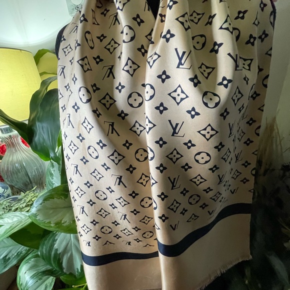 Louis Vuitton Silk Scarf. - Picture 8 of 15